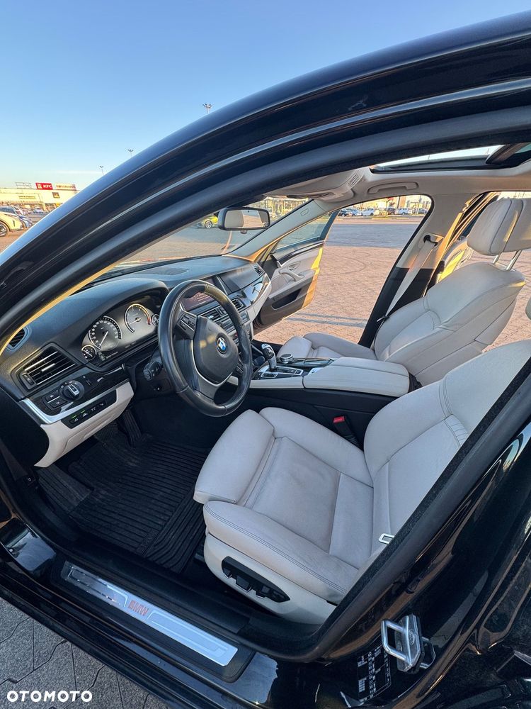 BMW Seria 5 525d Luxury Line - 2