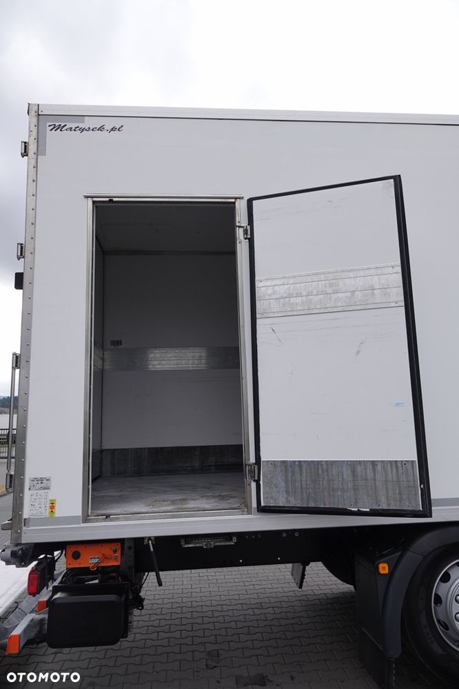 MAN TGS 26.360 / 6x2 / CHŁODNIA -8,2 M / AGREGAT CARRIER SUPRA 850 / WINDA ZAŁADOWCZA / BOCZNE DRZWI / 2022 ROK / PO KONTRAKCIE SERWISOWYM - 24