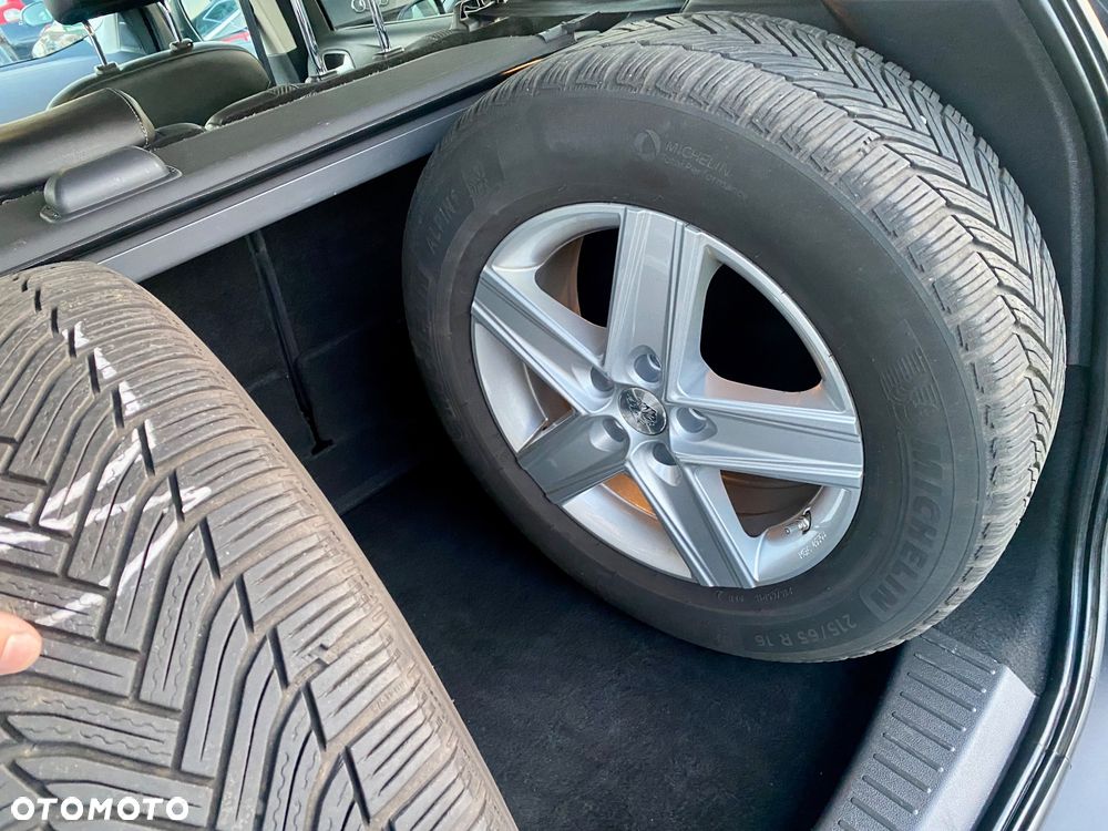 Ford Kuga 1.5 EcoBoost 2x4 Titanium - 24