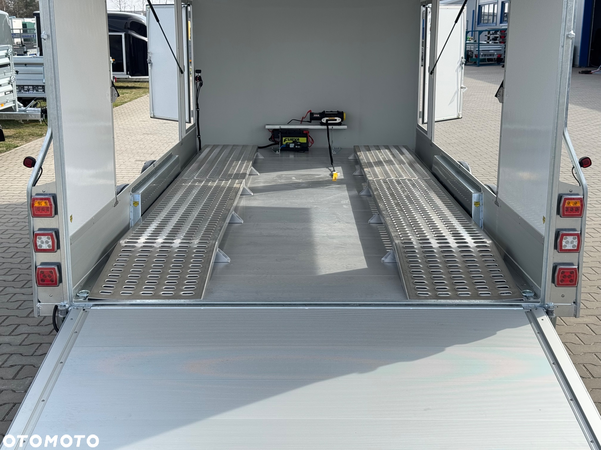 Debon C1000 - kryta laweta | 490 x 202 cm / 3500kg / felgi ALU / wciągarka elektryczna - 12