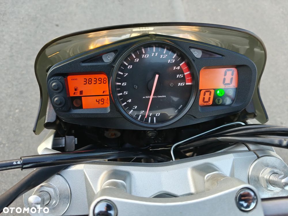 Suzuki GSR - 8