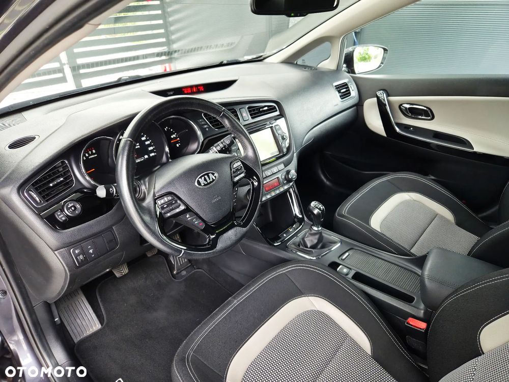 Kia Ceed 1.6 GDI Dream Team Edition - 6