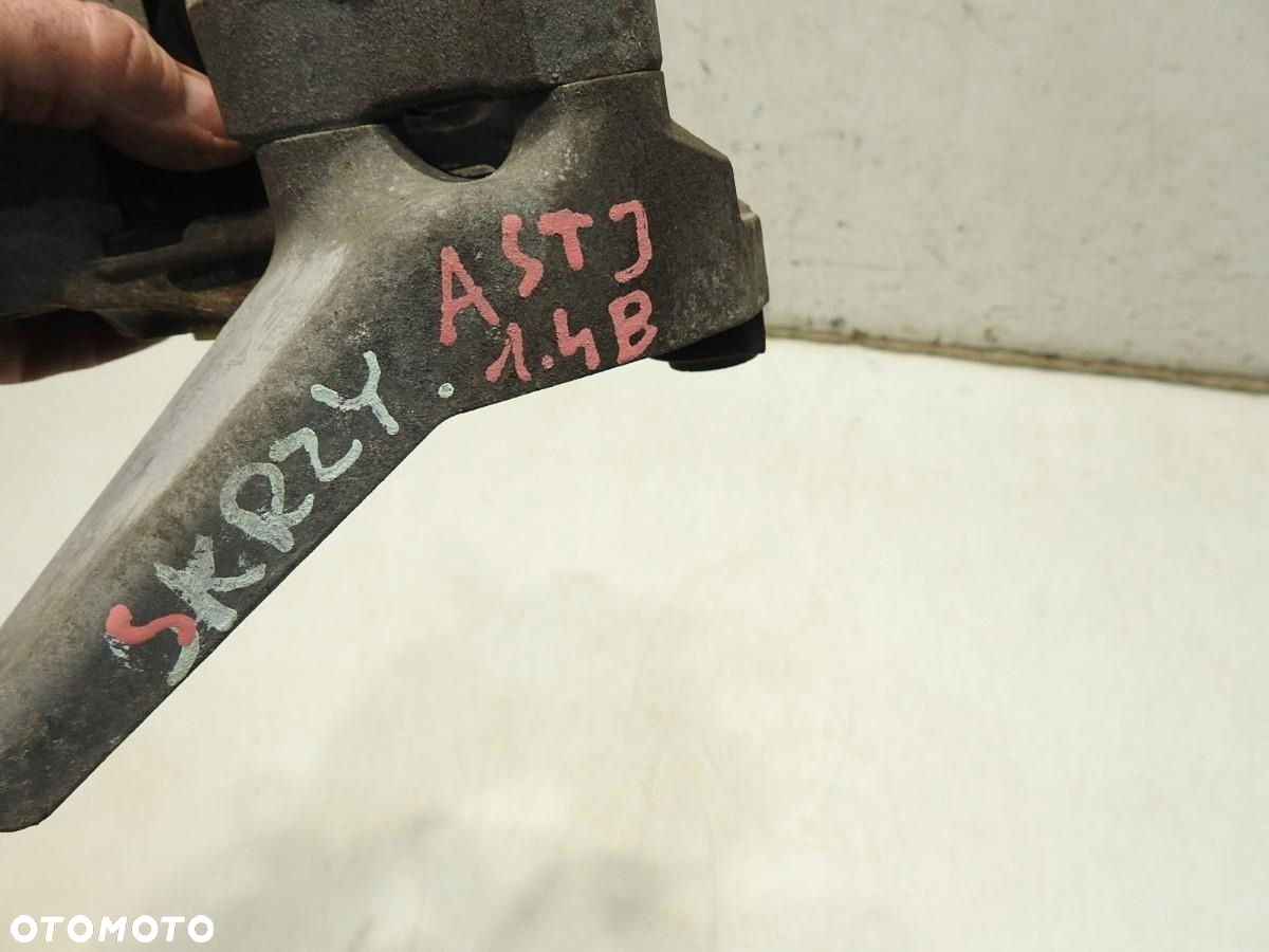 ŁAPA PODUSZKA SKRZYNI OPEL ASTRA J 1.4T 13248569 - 2