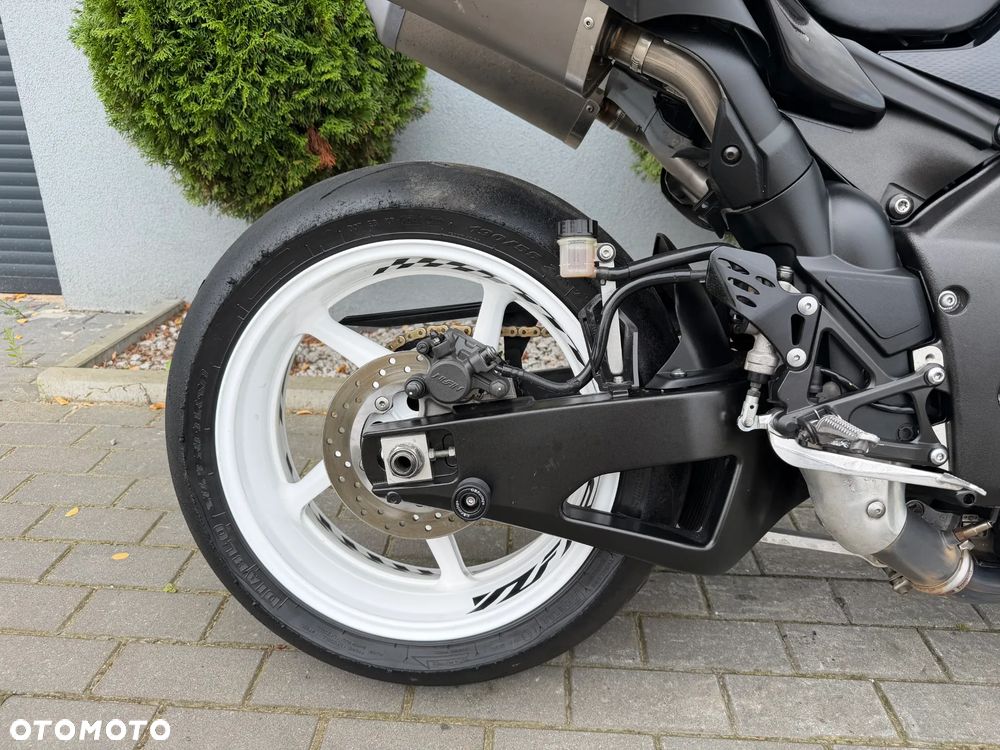 Yamaha R1 - 18