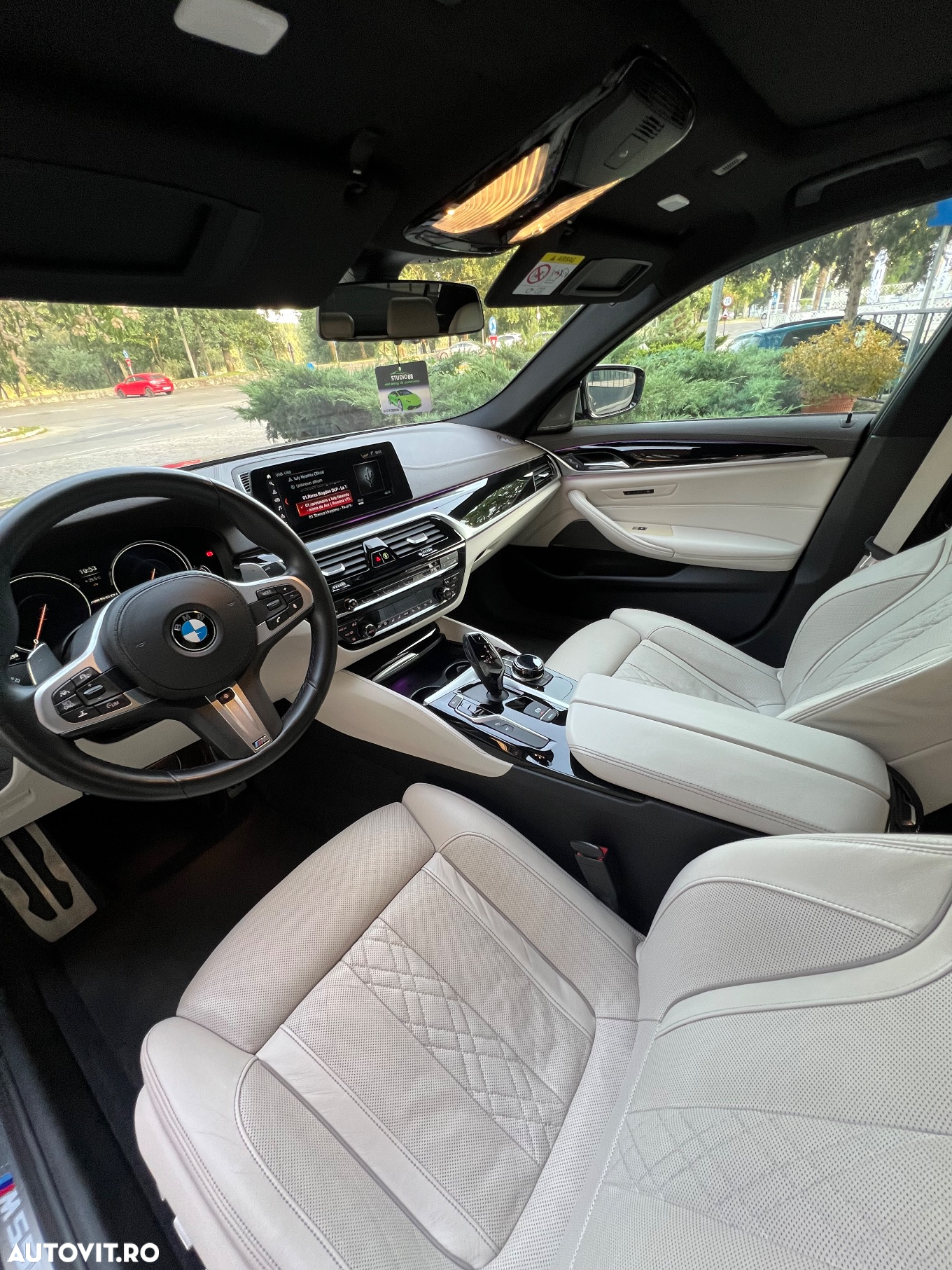BMW Seria 5 550i xDrive - 7