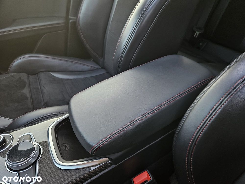 Alfa Romeo Stelvio 2.0 Turbo 16V AT8-Q4 Veloce Ti - 19