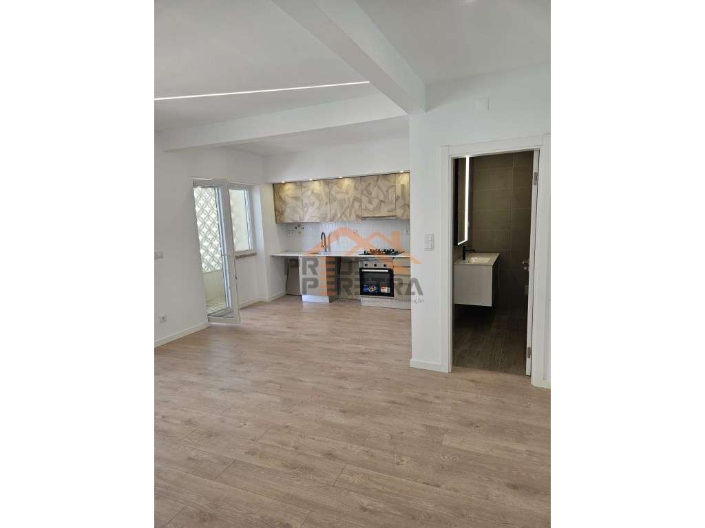 Situado na Amadora/Venteira, T2+1 totalmente remodelado. - Grande imagem: 5/28
