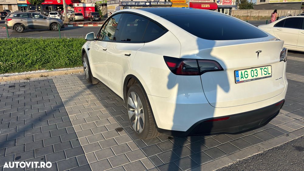 Tesla Model Y - 4