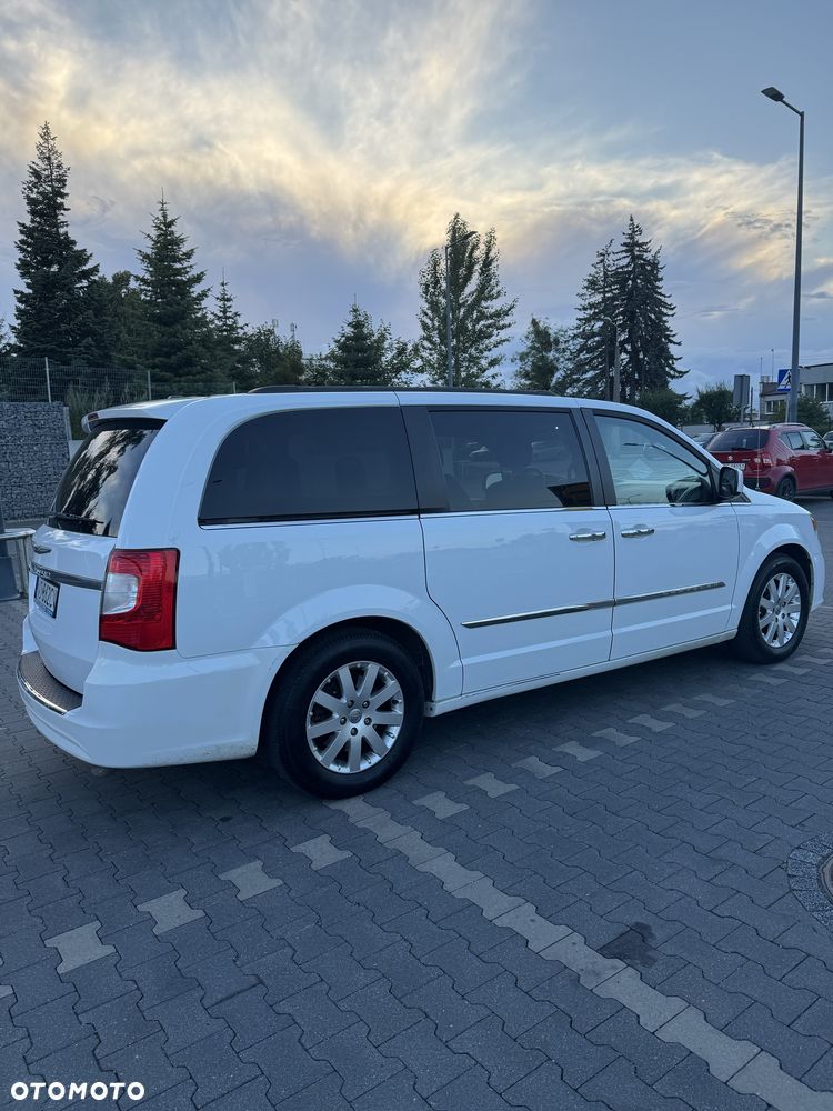 Chrysler Town & Country - 3