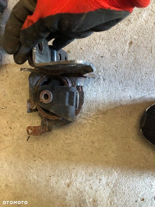 Poduszka skrzyni biegów Toyota Corolla Verso 05r 2.2 DCAT - 2