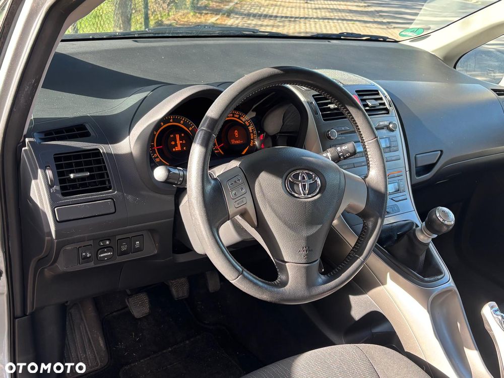 Toyota Auris 1.33 VVT-i Premium + - 18