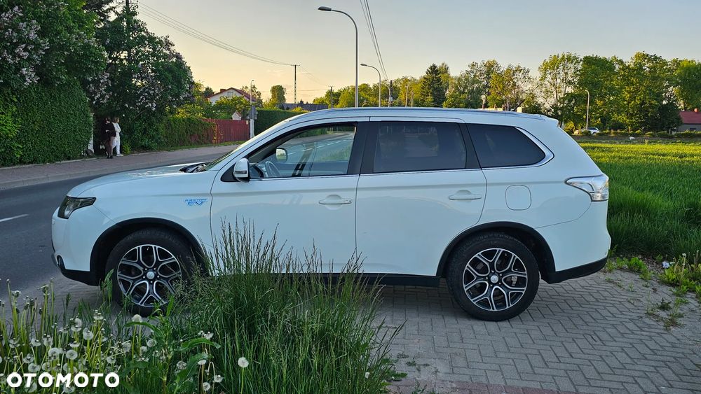 Mitsubishi Outlander Instyle NAVI + - 27