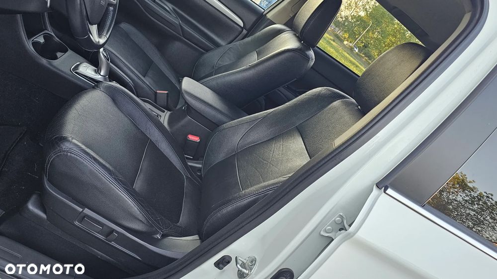 Mitsubishi Outlander Instyle NAVI + - 26