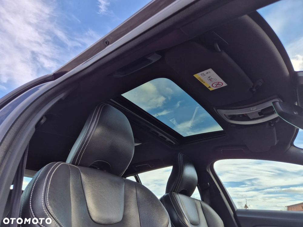 Volvo V60 D6 AWD Plug-in Hybrid R-Design Momentum - 6