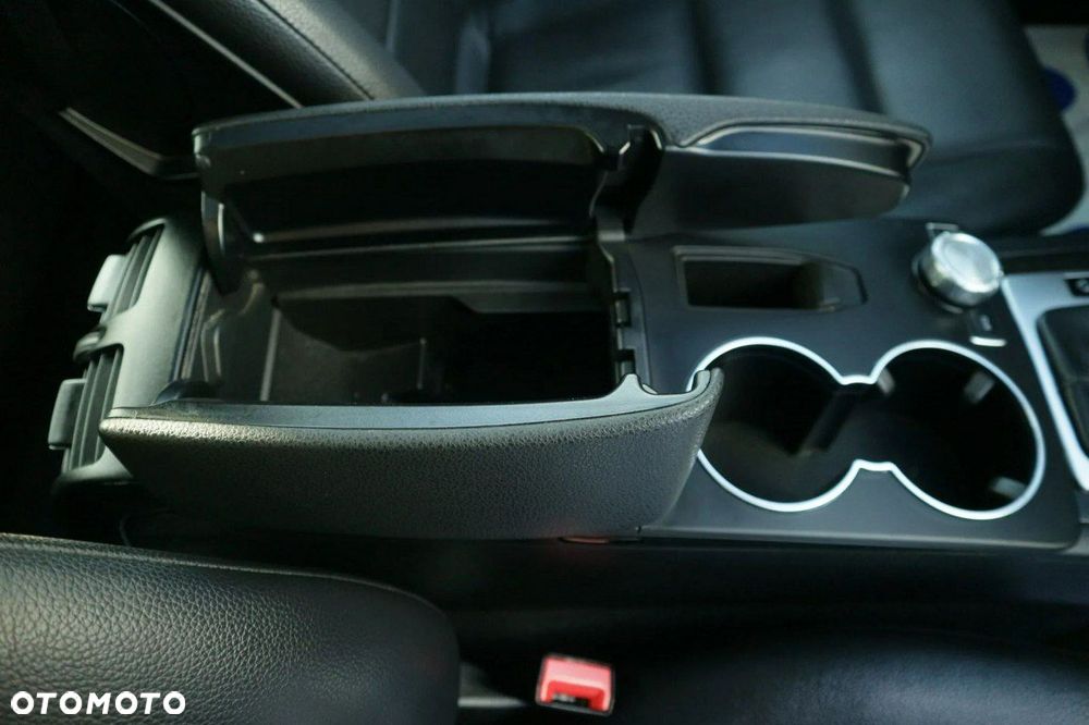 Mercedes-Benz Klasa C 350 BlueEff 4-Matic Avantgarde - 26