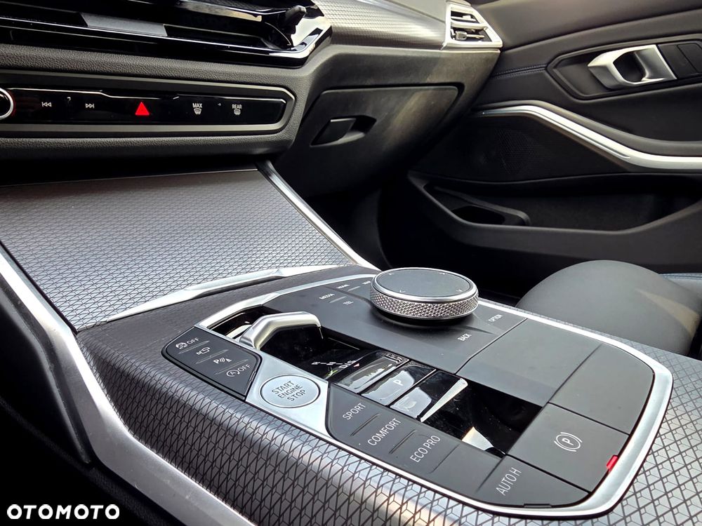 BMW Seria 3 330i xDrive M Sport sport - 18
