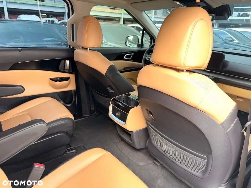 Kia Carnival - 10