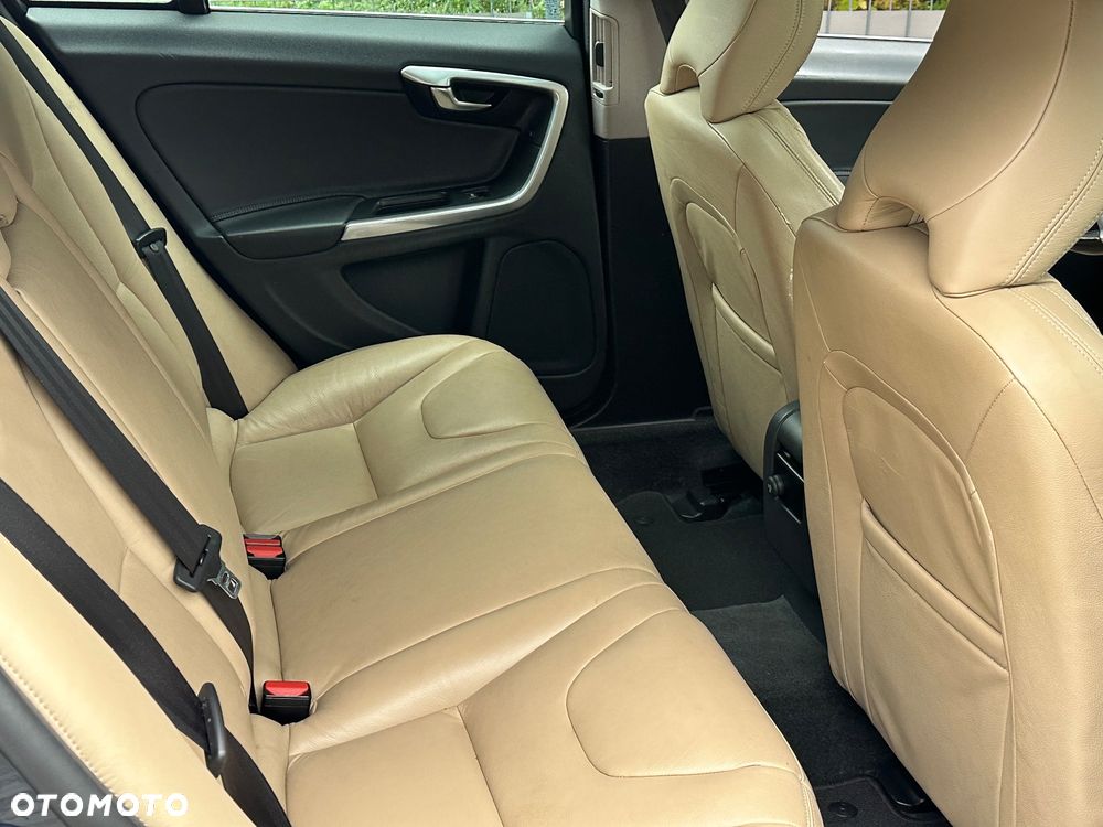 Volvo V60 D4 Momentum - 21