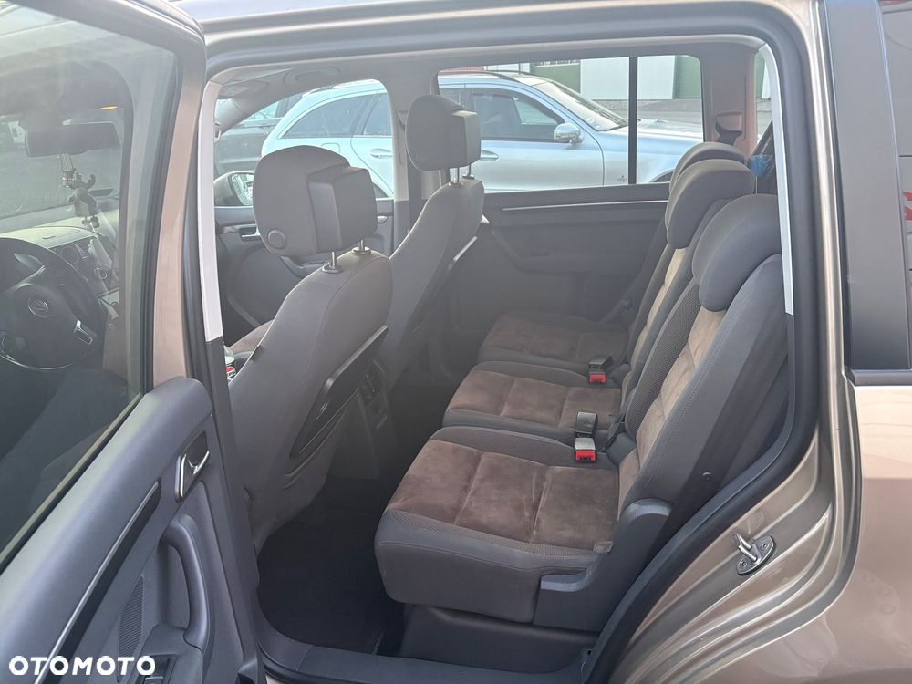 Volkswagen Touran 2.0 TDI DPF DSG Highline - 9