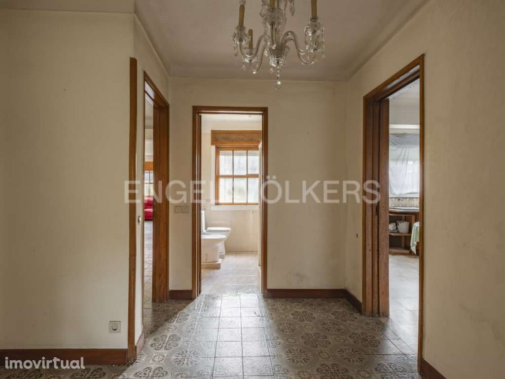 Moradia T6 de 330m² para remodelação em Benfica - Grande imagem: 3/31