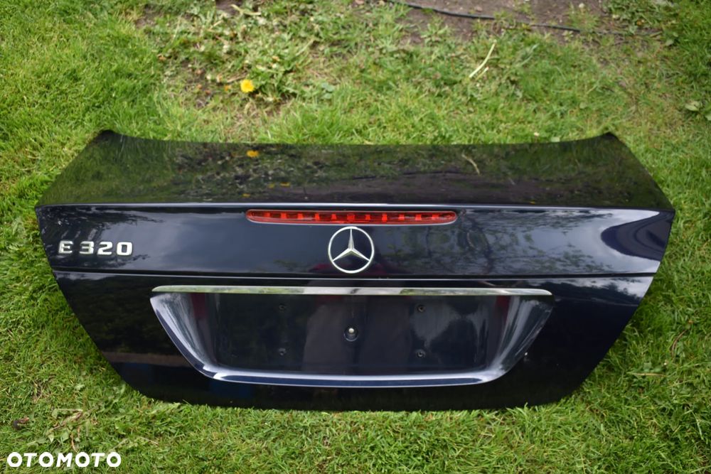 MERCEDES W211 SEDAN KLAPA TYLNA TYŁ 359 ORYGINAŁ - 1