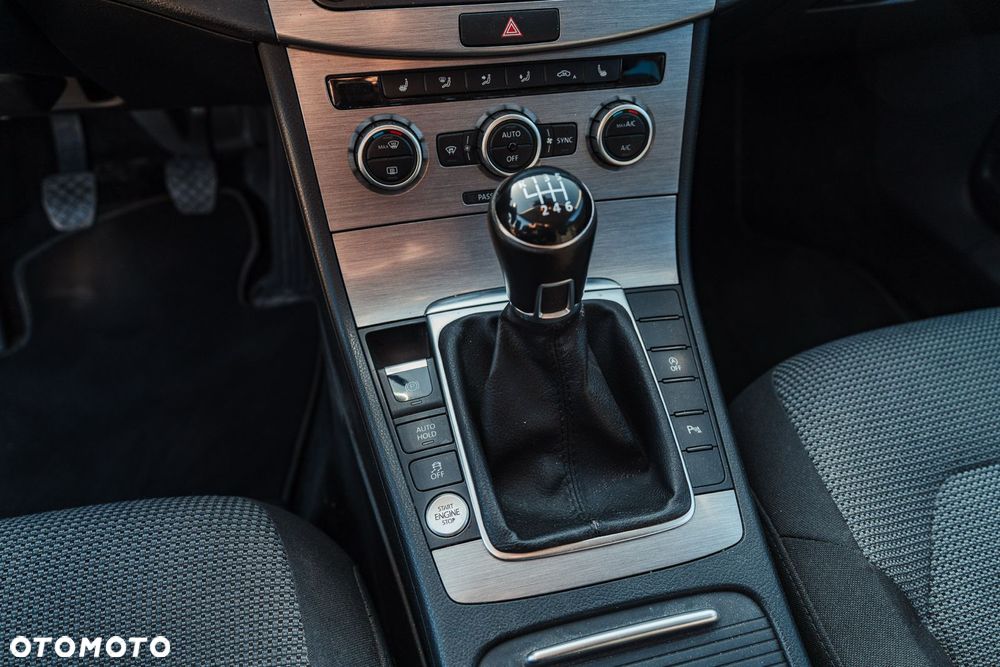 Volkswagen Passat 2.0 TDI Comfortline - 14