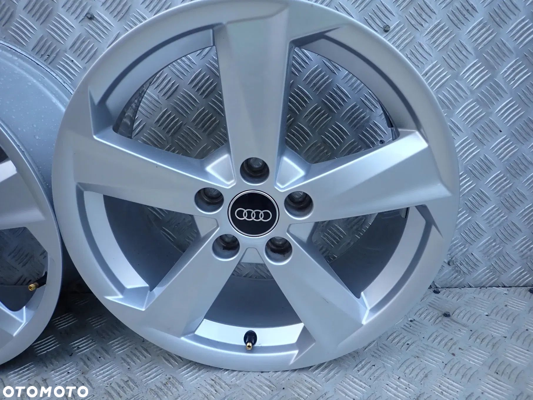 FELGI ALUMINIOWE AUDI 81A601025B 7X17 ET 45 5X112 DOSTEPNE 2 KOMPLETY - 15