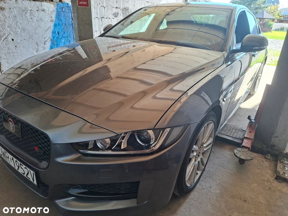 Jaguar XE 2.0 D AWD R-Sport - 3