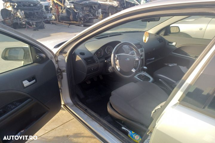 Far dreapta Ford Mondeo MK3  [din 2000 pana  2003] Sedan 1.8 MT (125 - 14