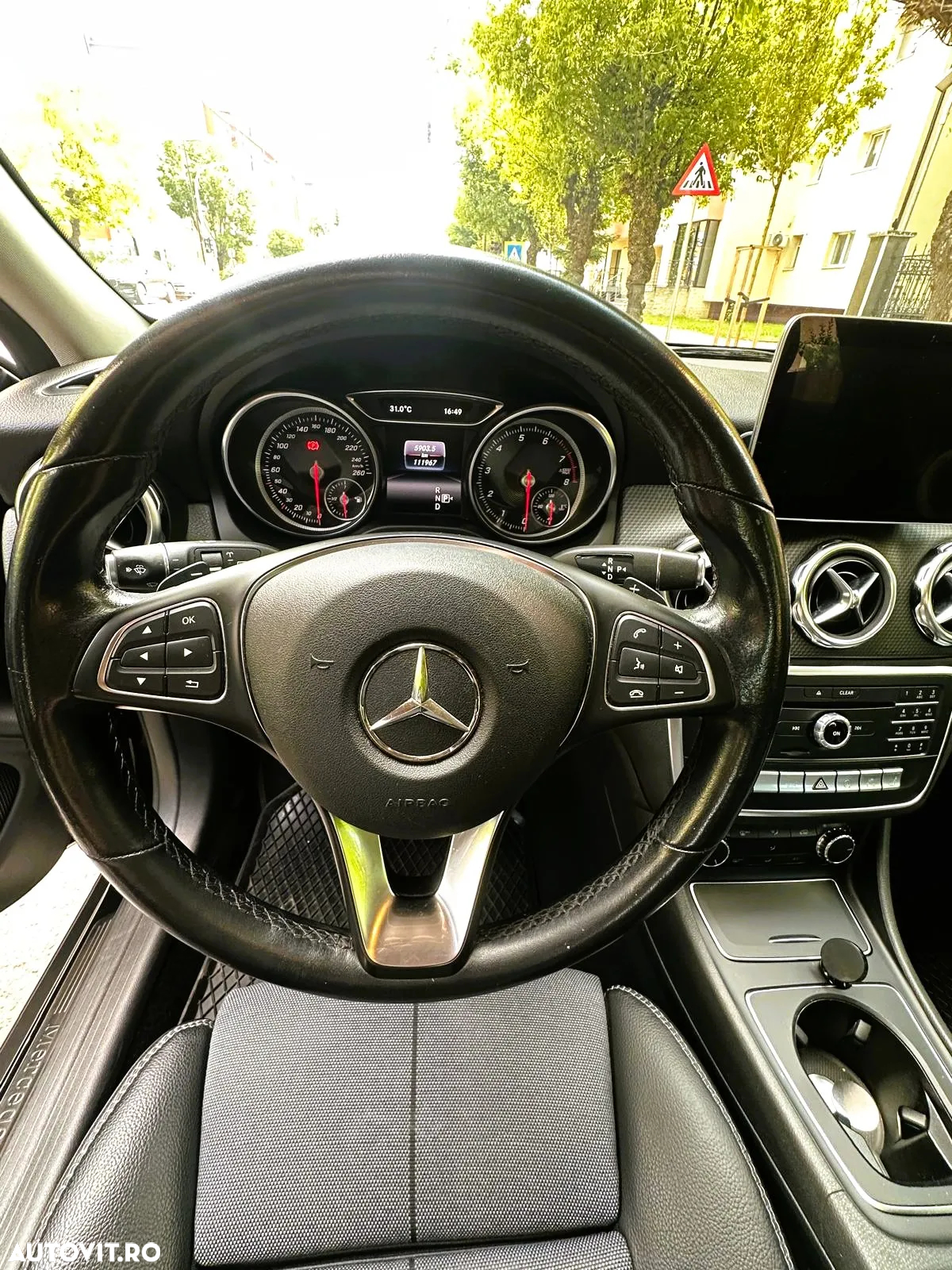 Mercedes-Benz GLA - 8