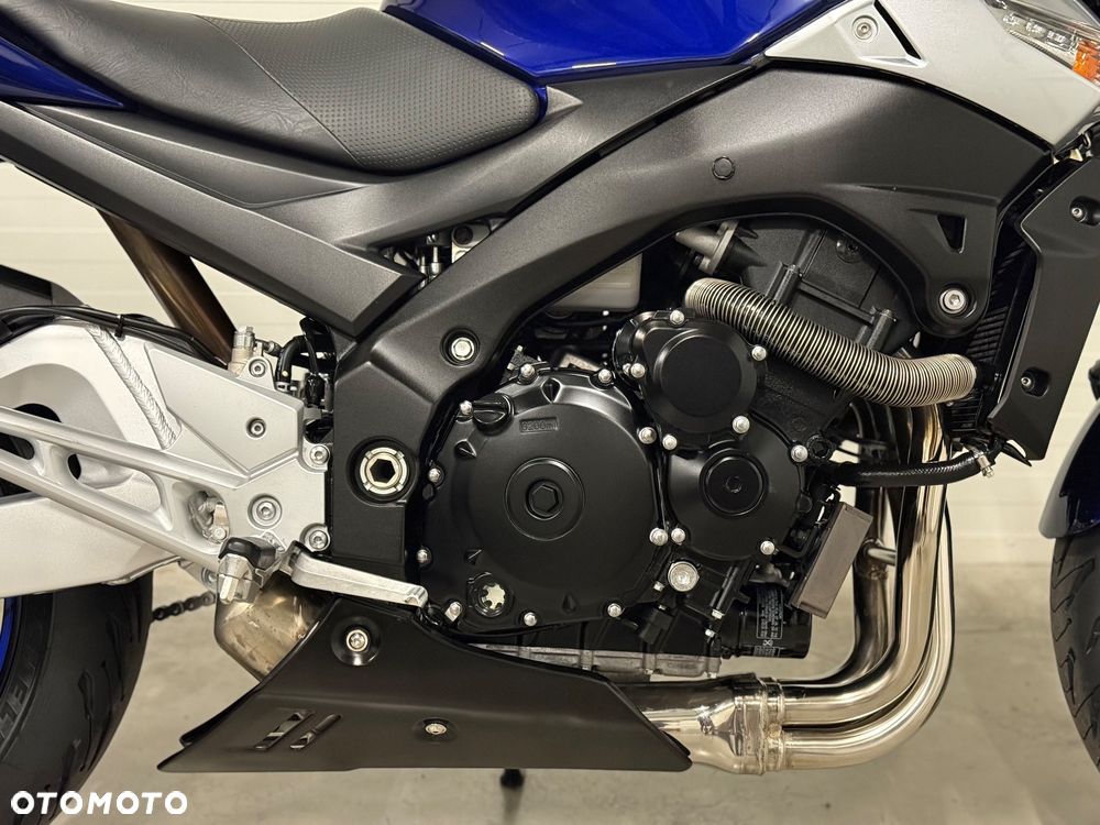 Suzuki GSR - 13