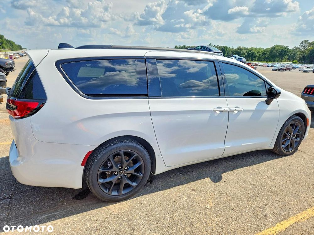 Chrysler Pacifica - 4