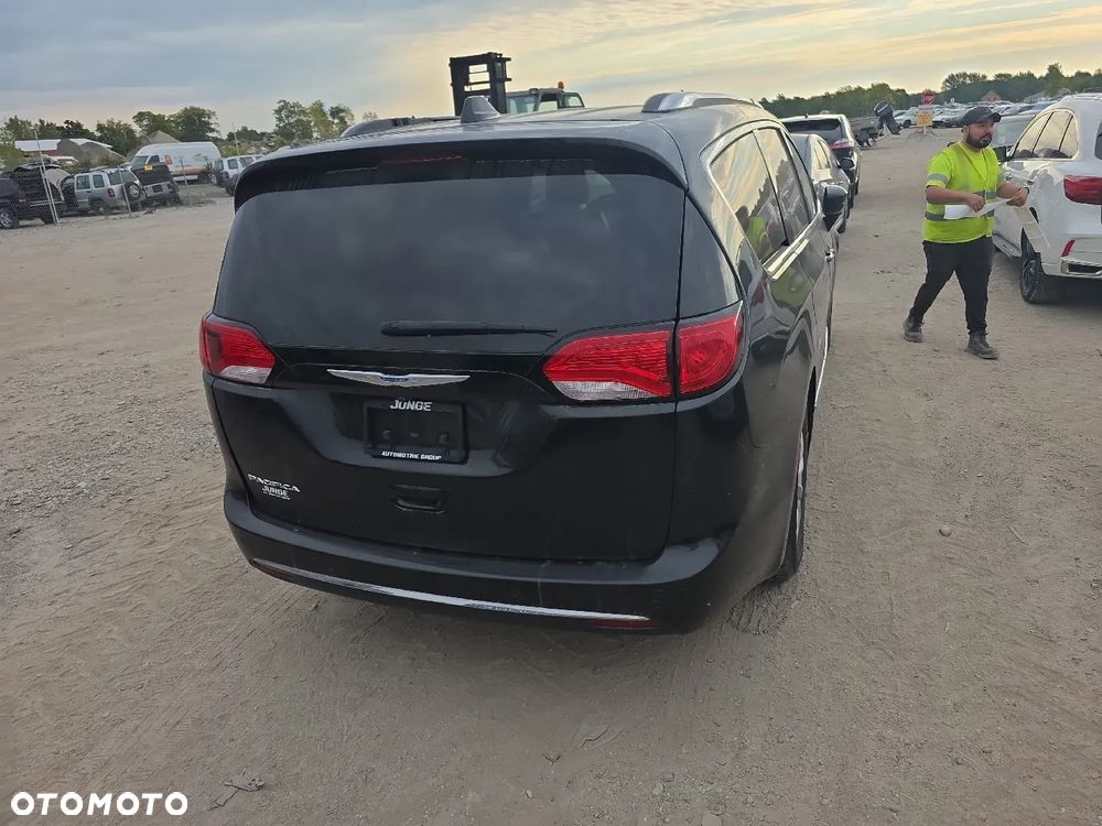 Chrysler Pacifica - 8