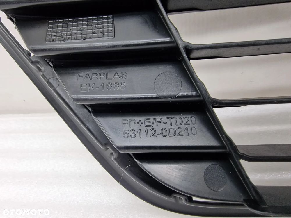 TOYOTA YARIS 3 III 11-14 KRATKA ŚRODKOWA ZDERZAKA PRZEDNIEGO , NR 53112-0D210 , NR AUKCJI K109 - 10
