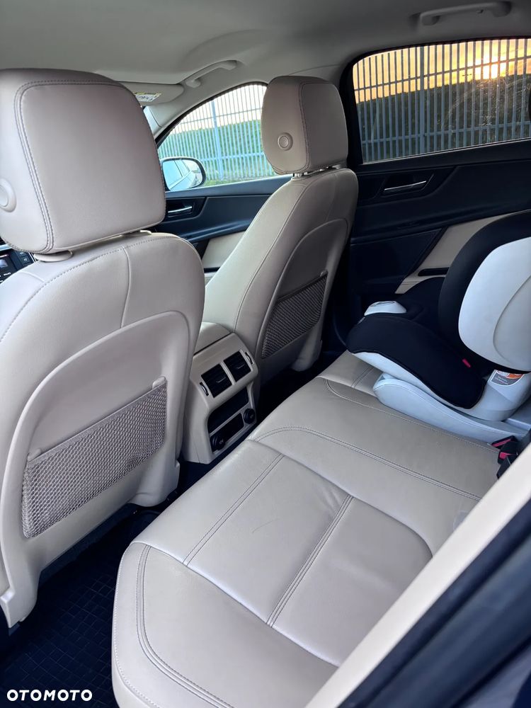 Jaguar XE 2.0 T Prestige - 23