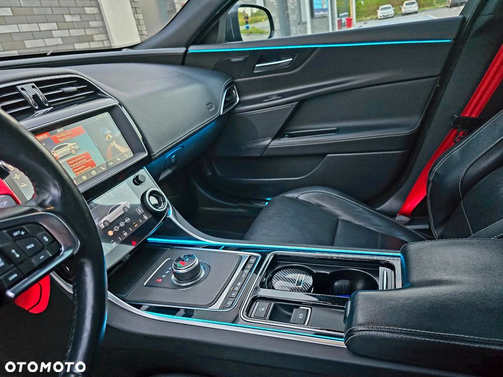 Jaguar XE S - 27