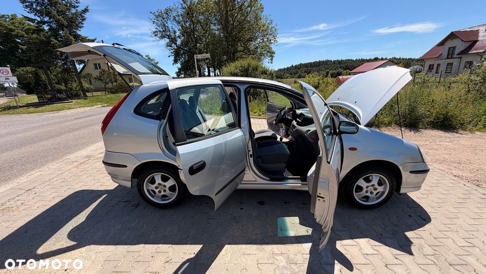 Nissan Almera Tino - 4