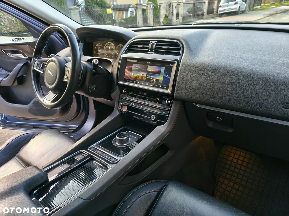 Jaguar F-Pace ver-20d-awd-prestige - 13