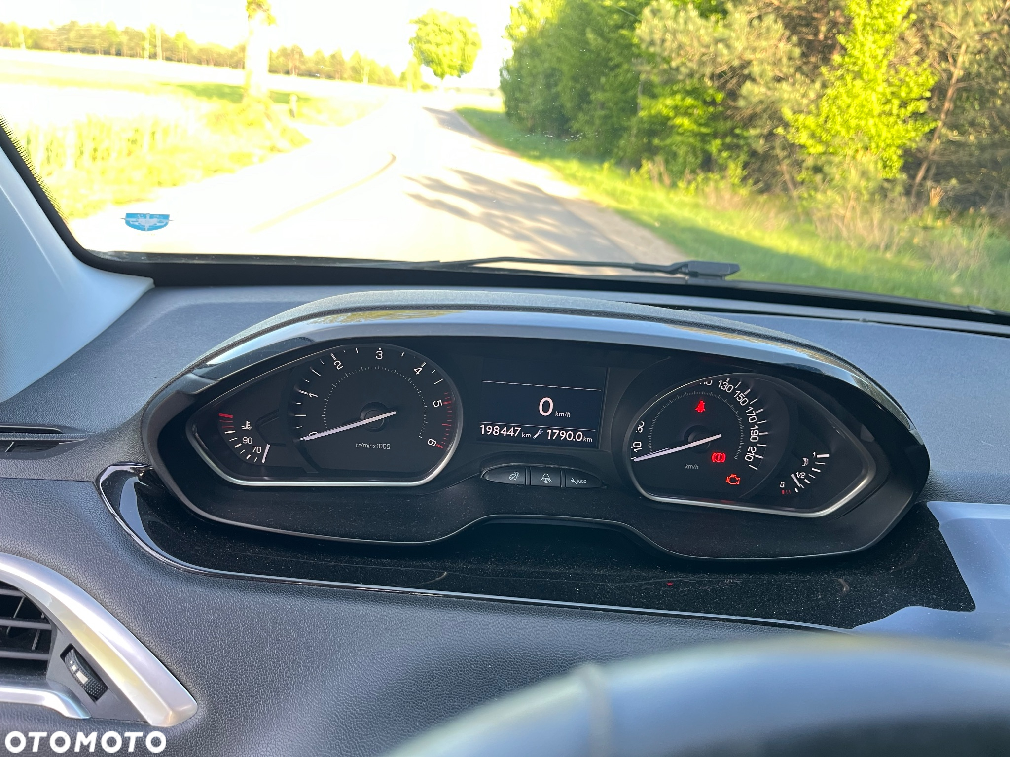 Peugeot 208 - 8