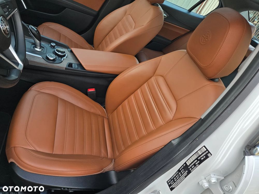 Alfa Romeo Giulia 2.0 Turbo 16V AT8-Q4 Ti - 22