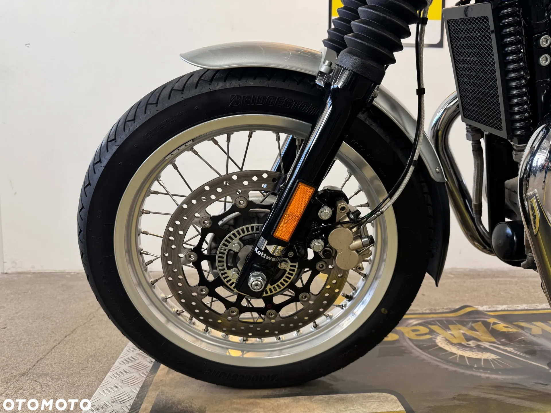 Royal Enfield Interceptor - 18