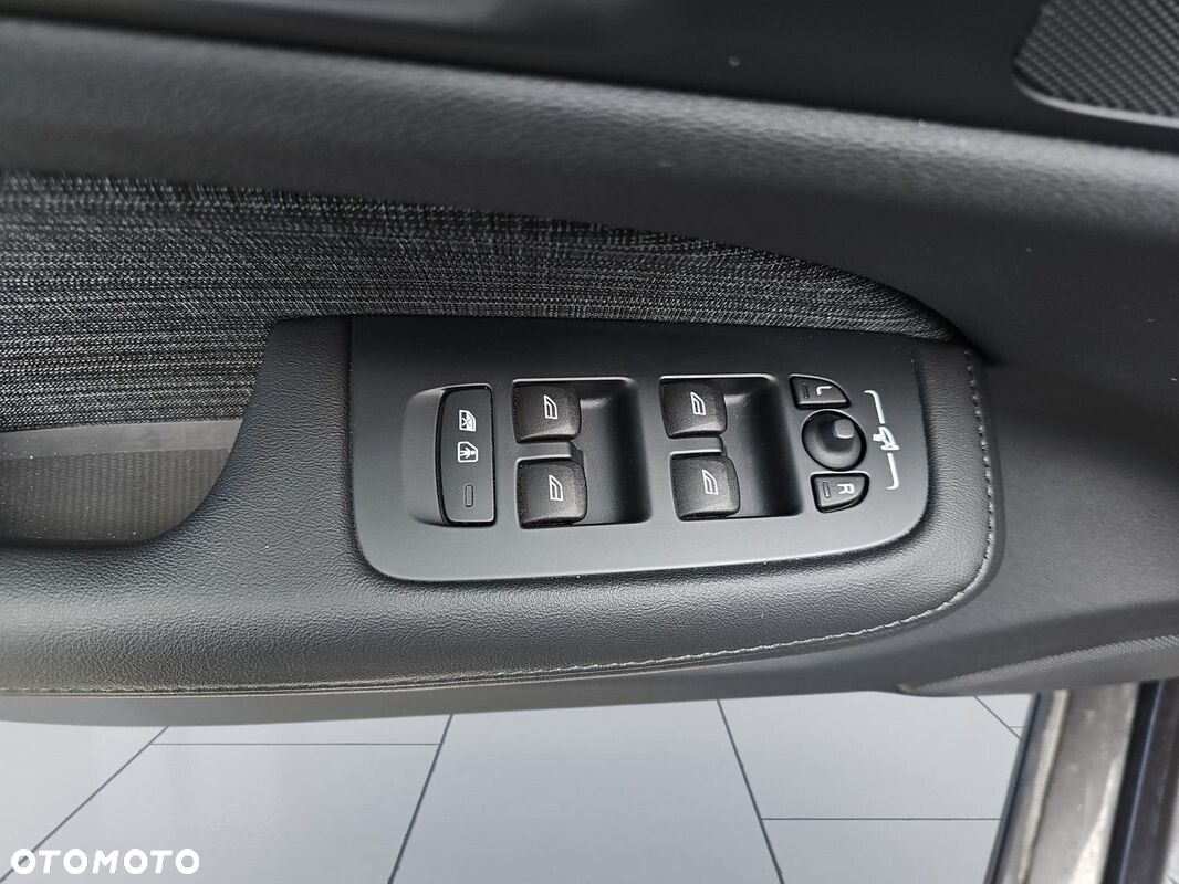 Volvo V60 T6 AWD Plug-In Hybrid Ultra Dark - 17