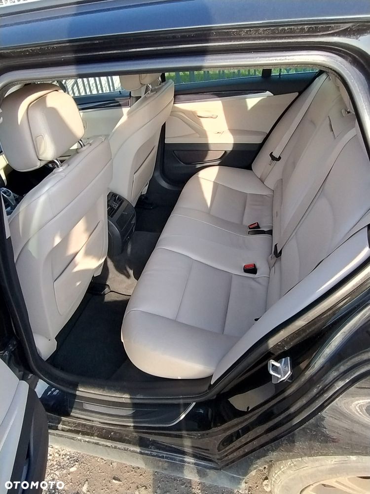 BMW Seria 5 525d xDrive - 4