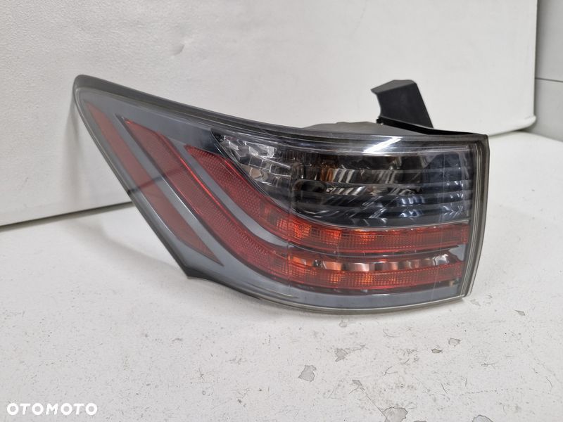 LEXUS CT CT200H LAMPA LEWY TYŁ TYLNA W BŁOTNIK - 2