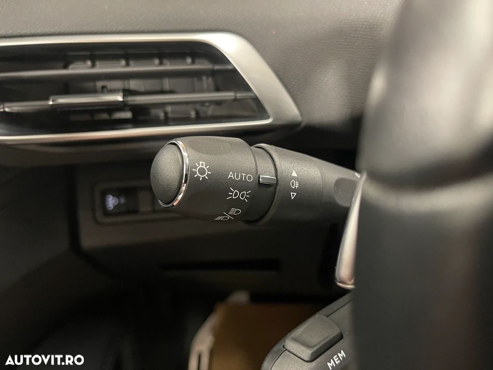 Peugeot 3008 Hybrid 225 e-EAT8 Roadtrip - 29