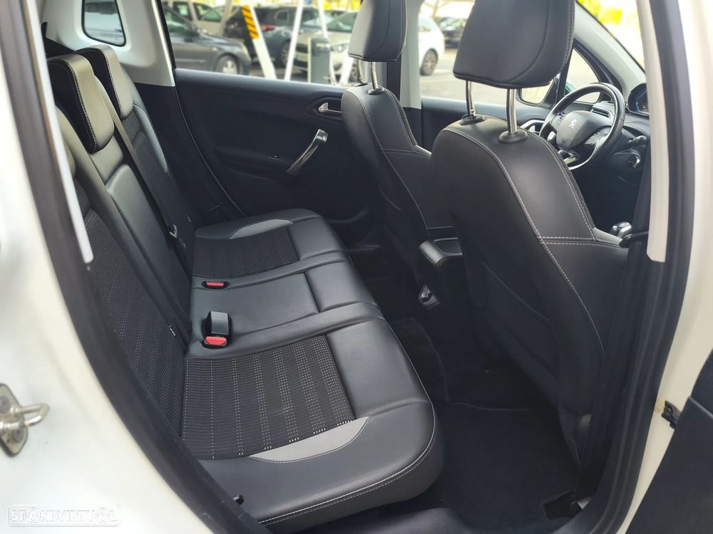 Peugeot 2008 1.2 PureTech Allure - 9