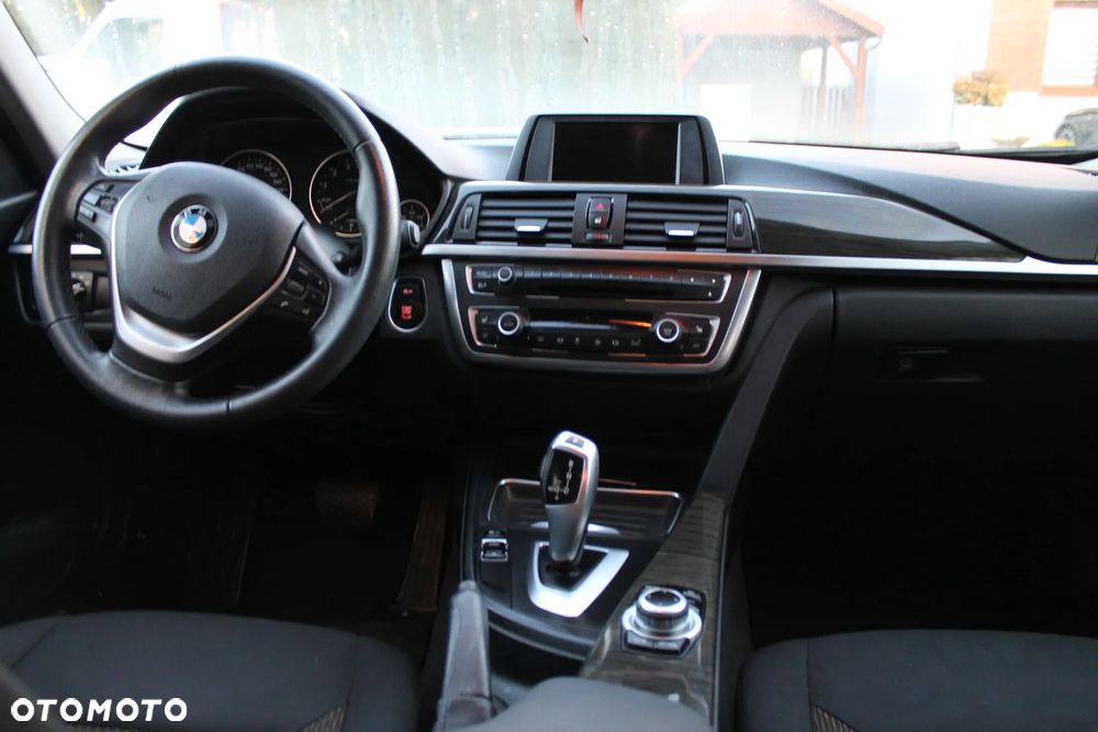 BMW Seria 3 320i Luxury Line - 15