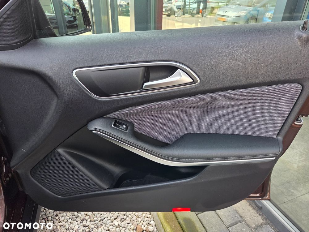 Mercedes-Benz GLA 200 7G-DCT Style - 19