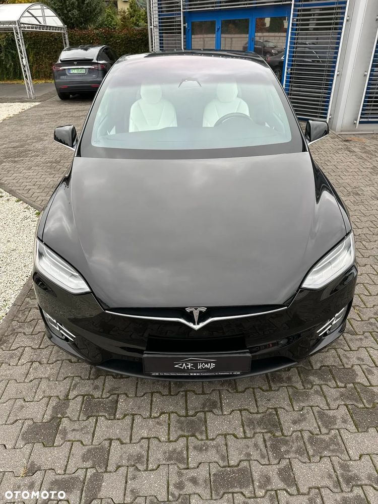 Tesla Model X - 11