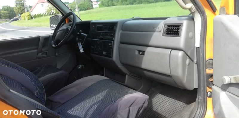 Volkswagen Caravelle - 7